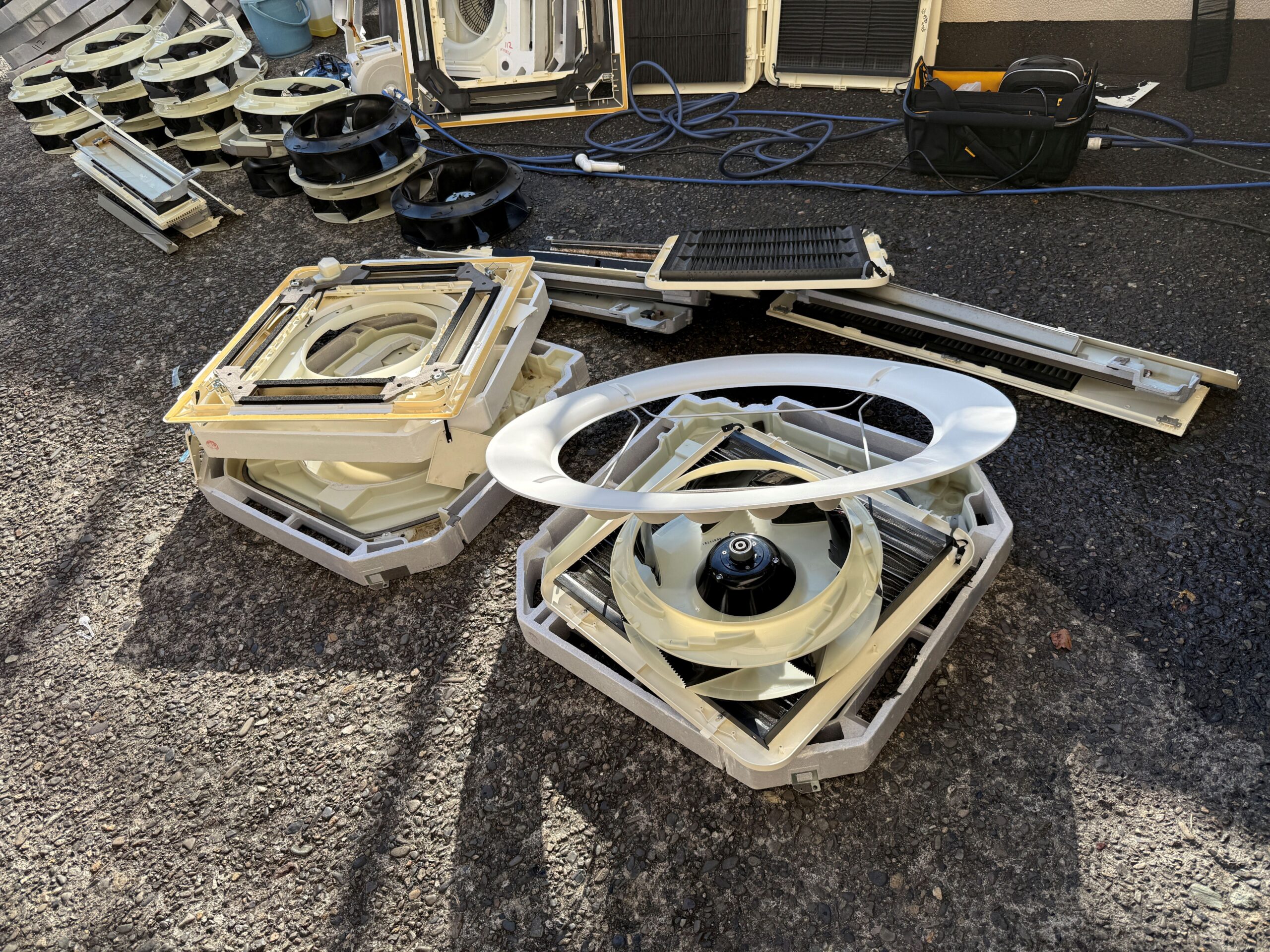 業務用エアコン３７台分解洗浄